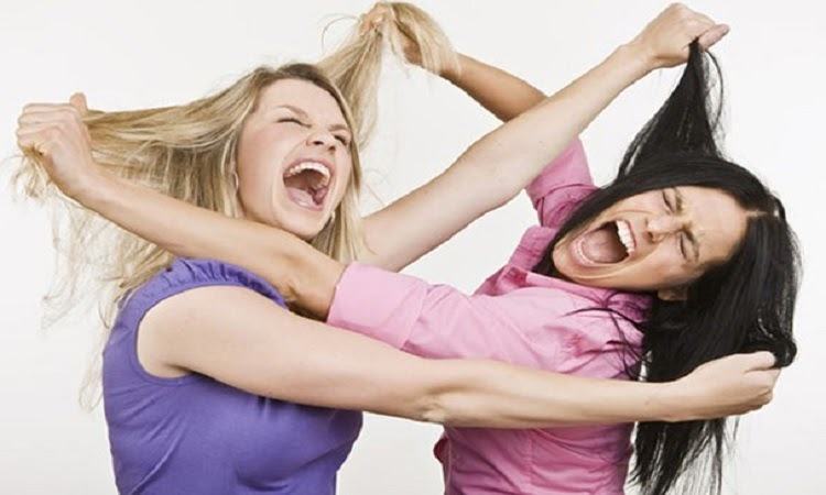 Mộng thấy người khác đi đánh ghen lành hay dữ?